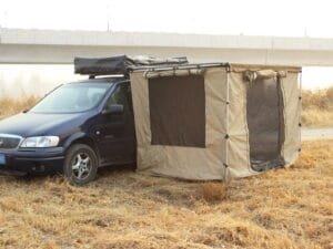 Imagen del cerramiento para toldo Estrada, complemento ideal para transformar tu toldo en un espacio cerrado y protegido durante tus aventuras al aire libre.