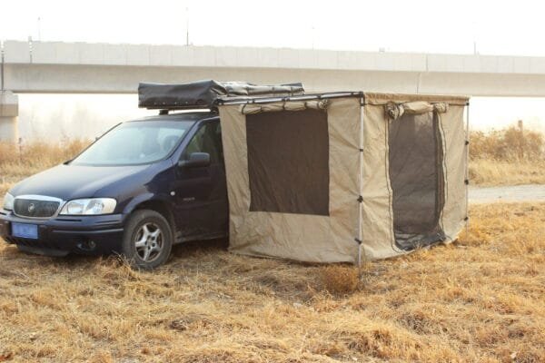 Imagen del cerramiento para toldo Estrada, complemento ideal para transformar tu toldo en un espacio cerrado y protegido durante tus aventuras al aire libre.