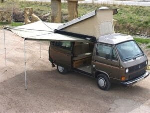 Camioneta con el toldo Rotary desplegado.